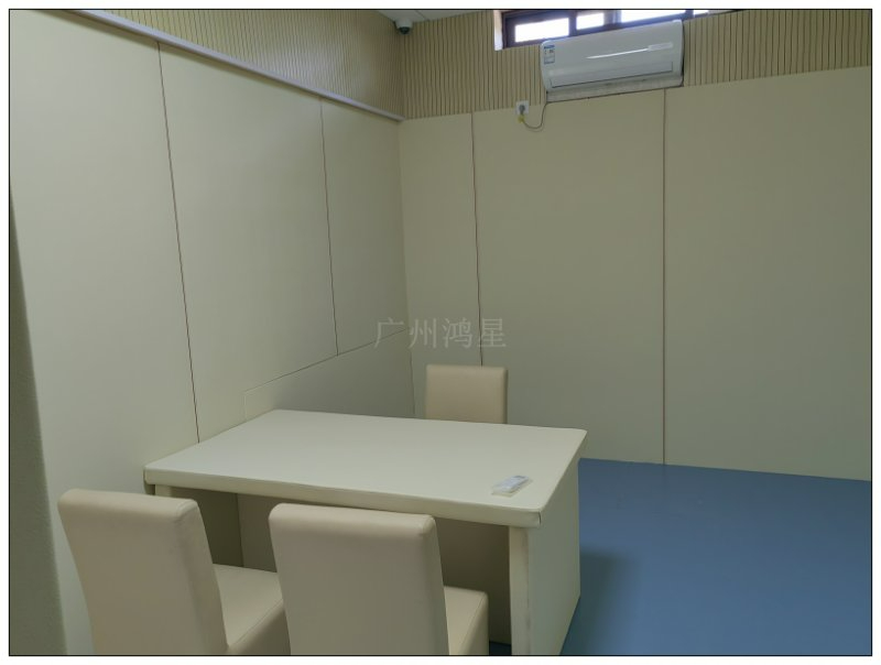 詢問室防撞墻面軟包的設計和施工需滿足安全、環(huán)保、耐用等多方面要求